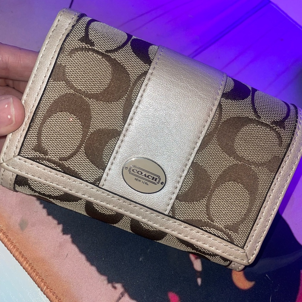 Coach Wallet (HAS FLAWS AND DAMAGE)